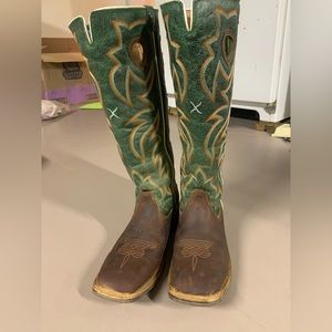 Twisted X youth size 5.5 or women’s size 7. Worn a handful of times.